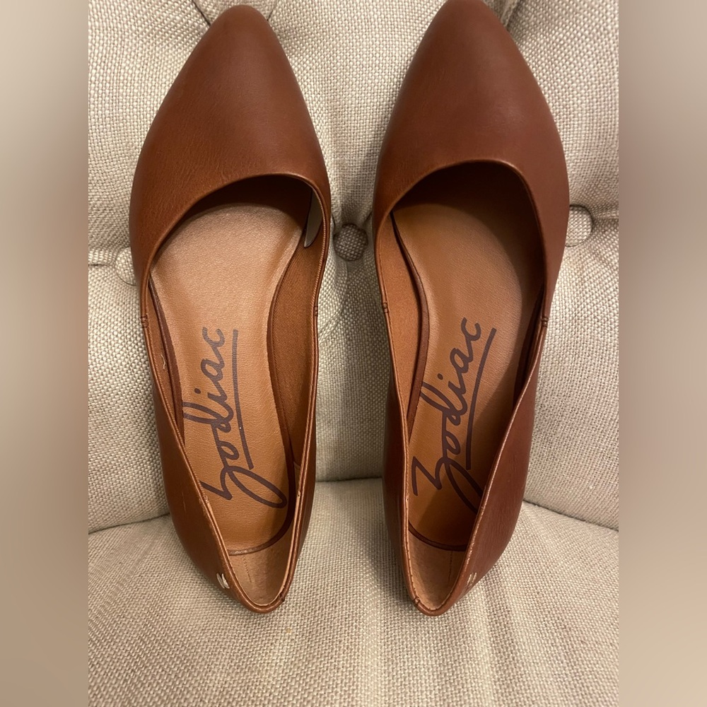 Zodiac Size 7 Cognac flat shoes